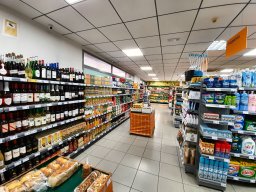 Zona lavadero, gasolinera y tienda